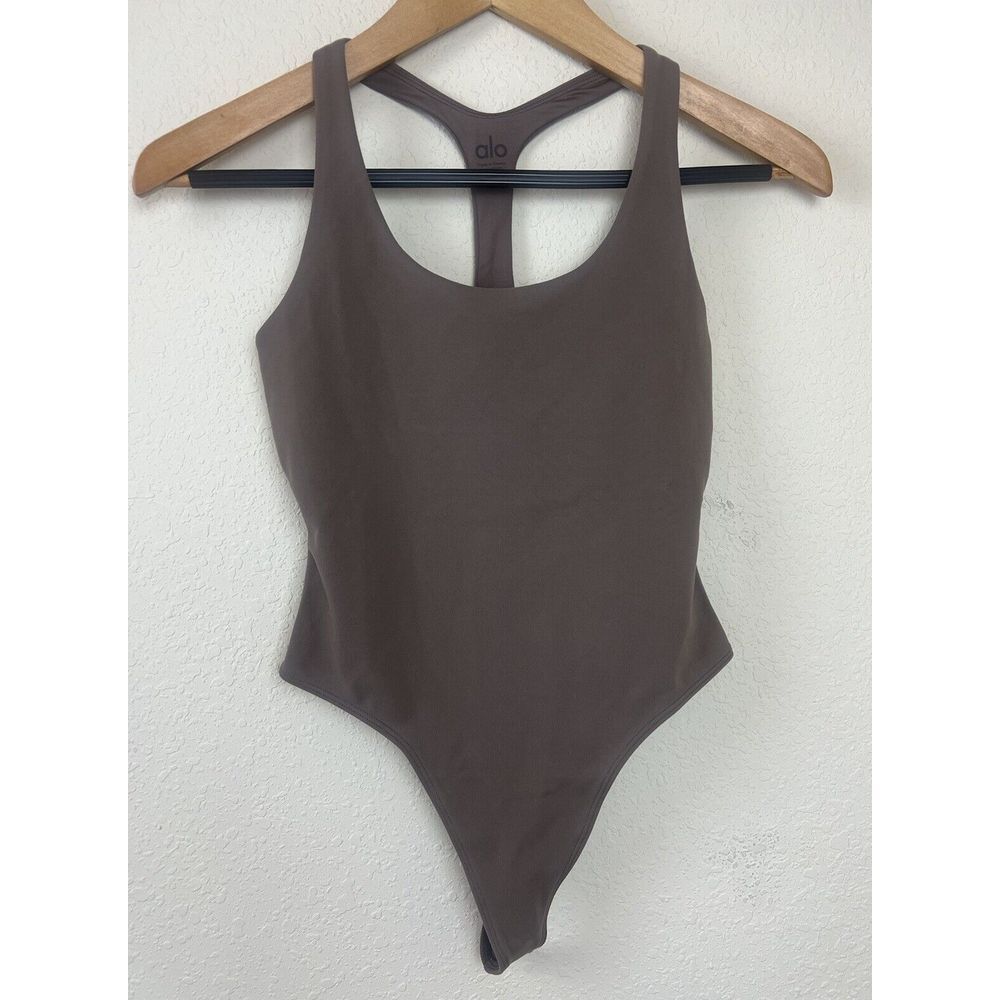 NEW alo Yoga Sleek Back Bodysuit Scoop Neck T-Back Thong, Gravel, Small NWOT $94
